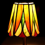 Kis asztali tiffany lámpa , egyszerű elegáns virág mintával. Asztali-tiffany-lampa-viragos-3