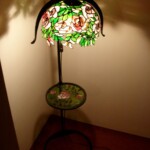 Rózsás egyedi tiffany lámpa, kovácsoltvas állvánnyal. Rozsabokor-tiffany-lampa-kovacsoltvas-allvannyal-2